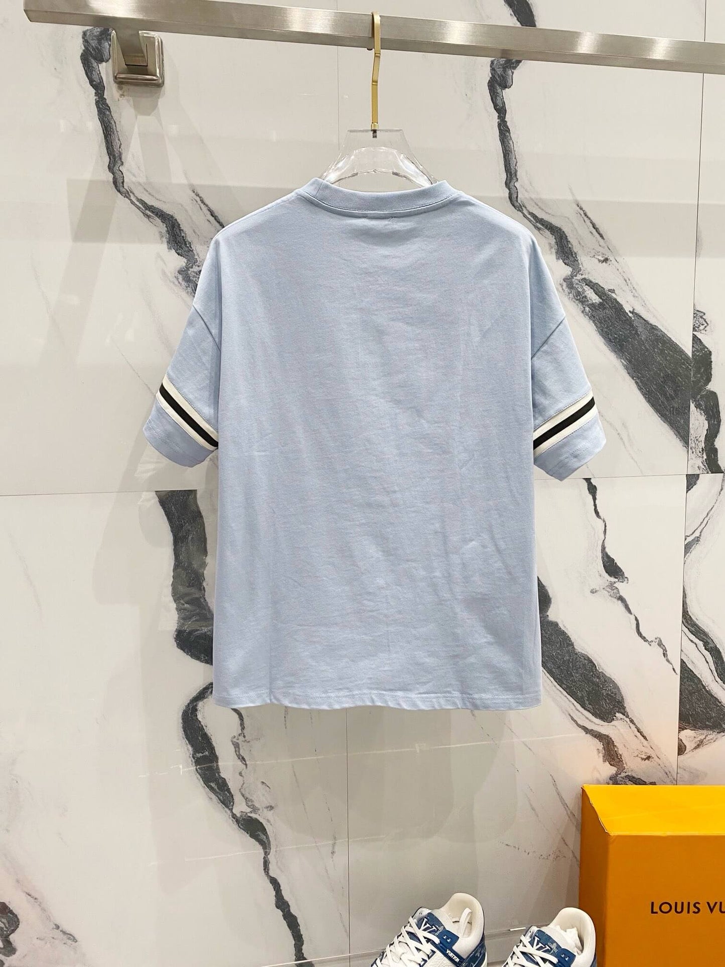 Camiseta con mangas articuladas