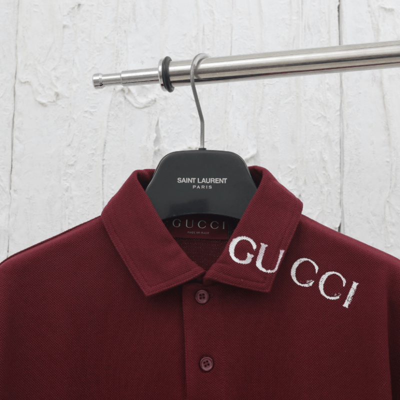 Polo elegante con estampado superpuesto