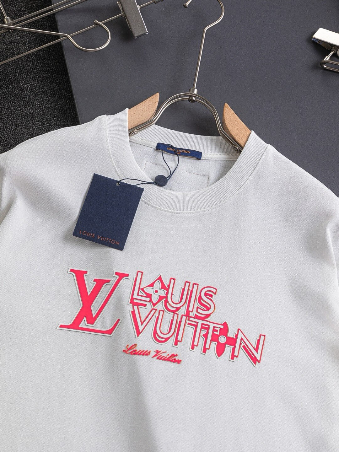Camiseta con estampado de silicona 3D en el pecho