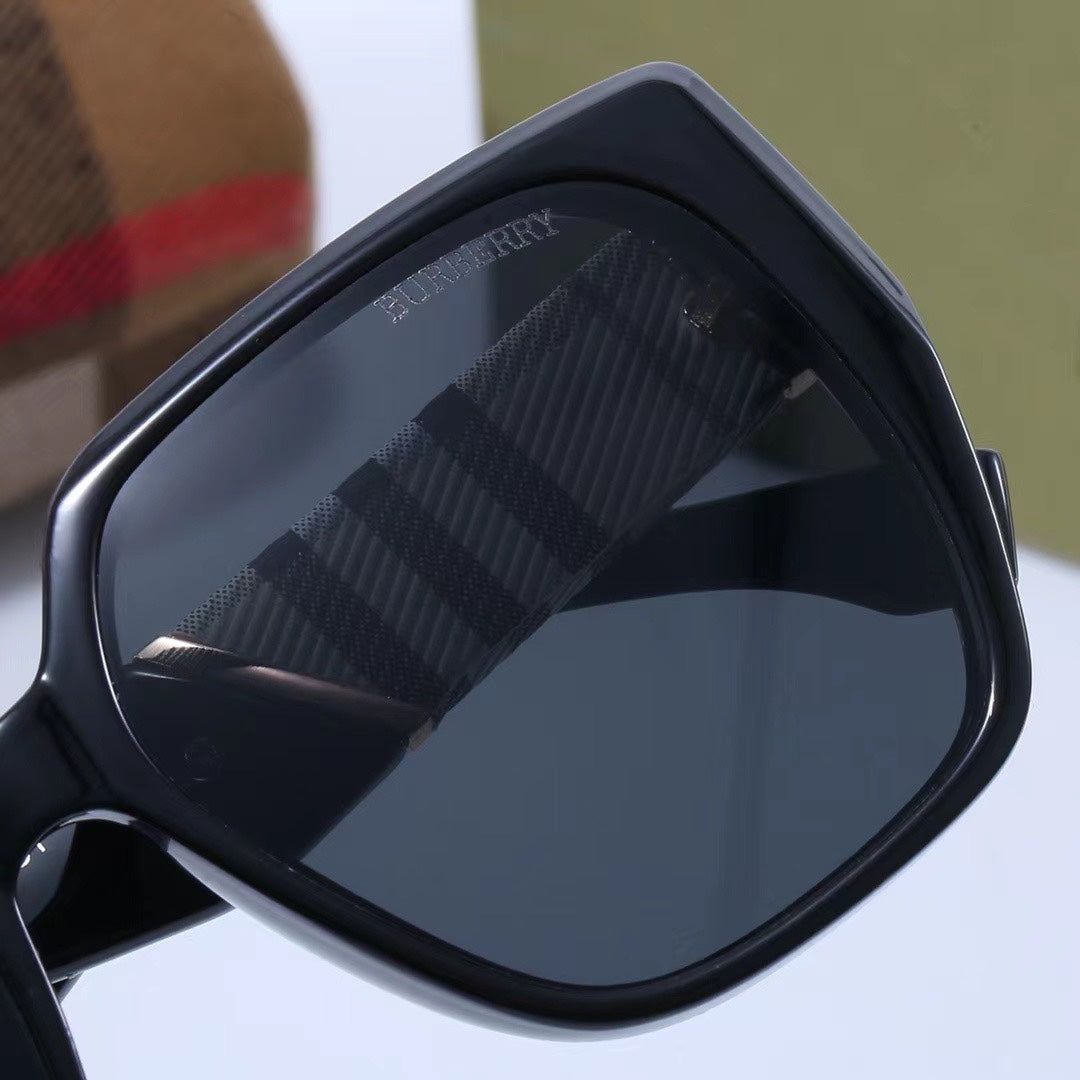 Gafas de sol clásicas con montura a cuadros