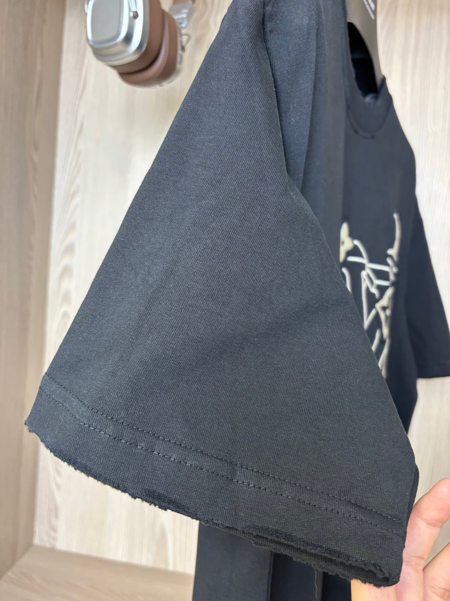 Camiseta con bordado y apliques