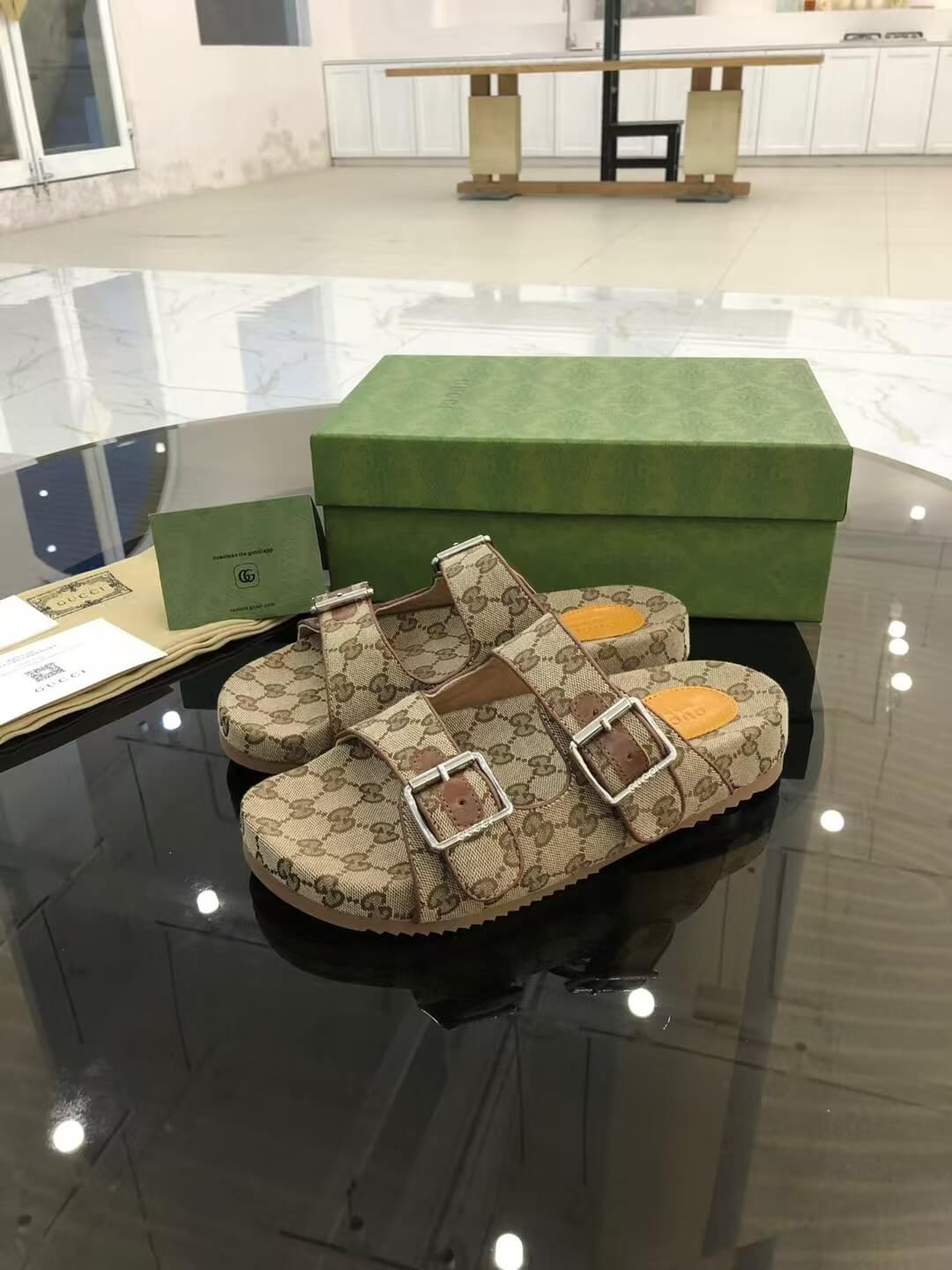 Pantuflas marrones con estampado integral