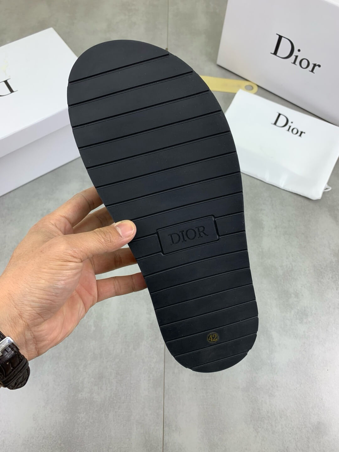 Zapatillas con letras de metal