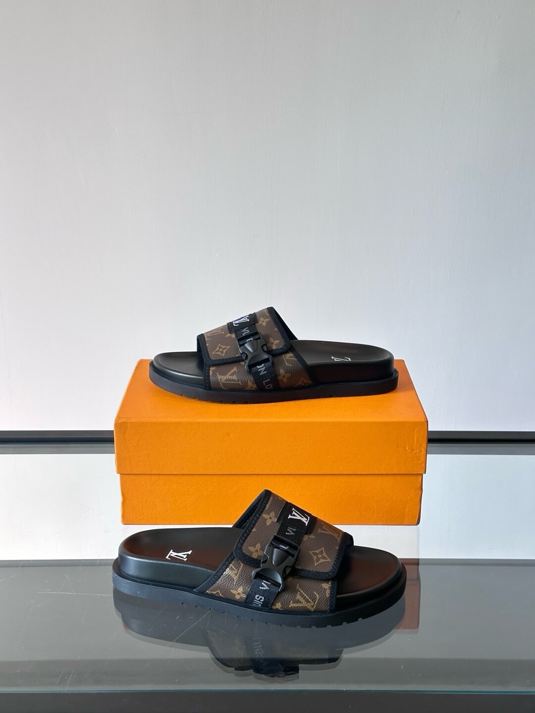 Chaussons ornés de boutons