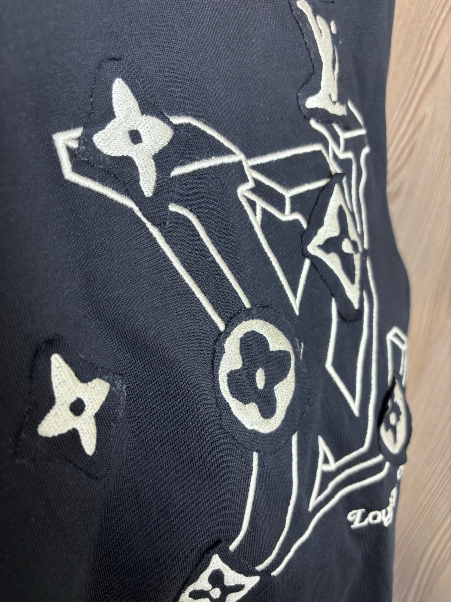 Camiseta con bordado y apliques
