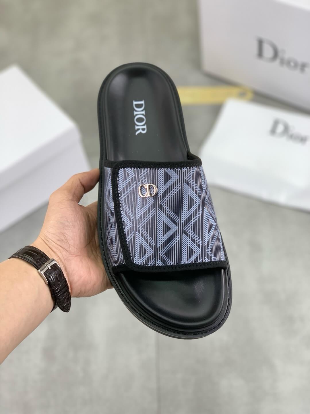 Zapatillas con letras de metal