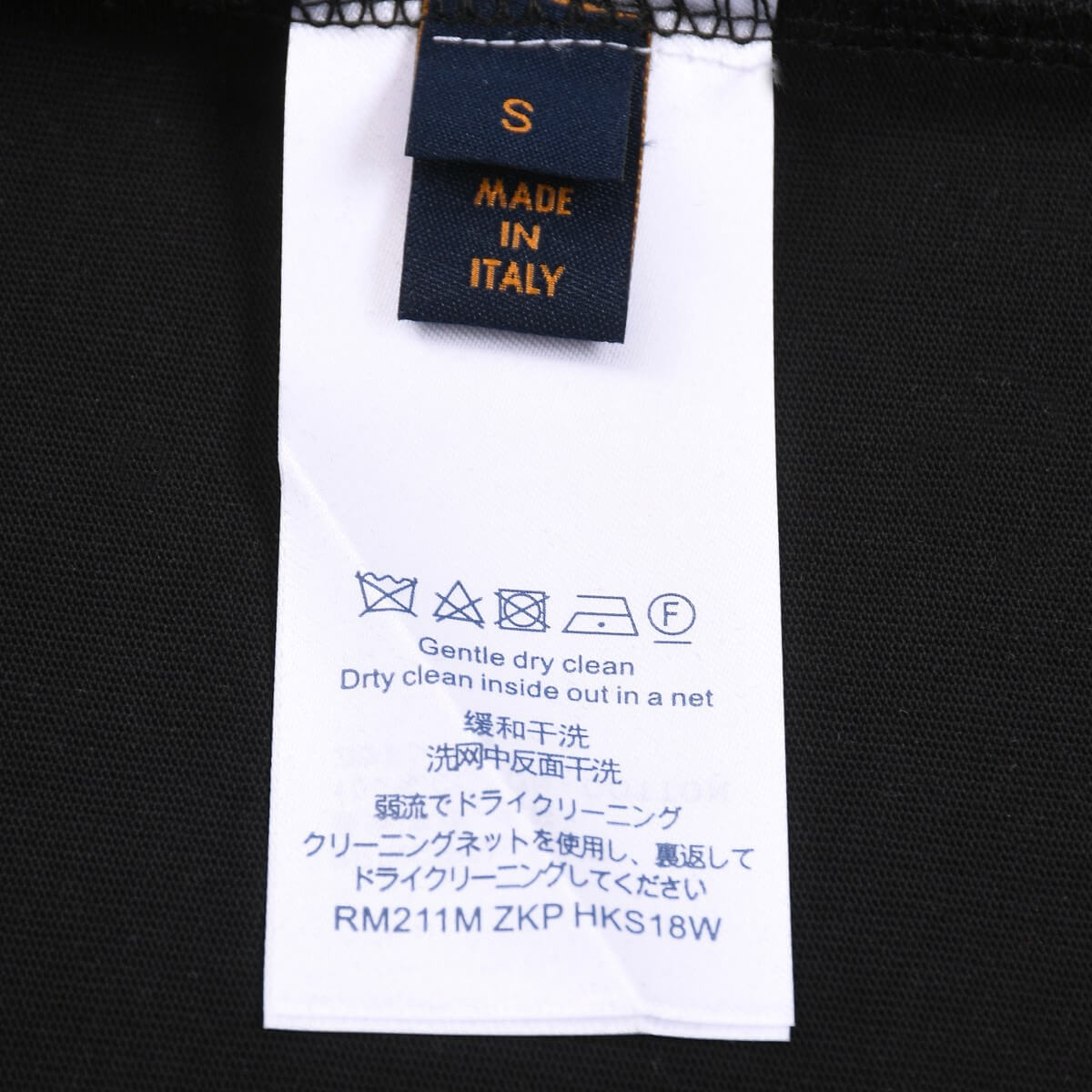 Camiseta con chapa con patrón de metal
