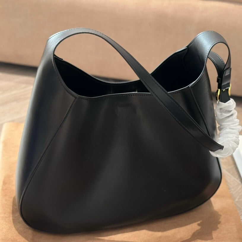 Bolso de mano sencillo con forma de media luna