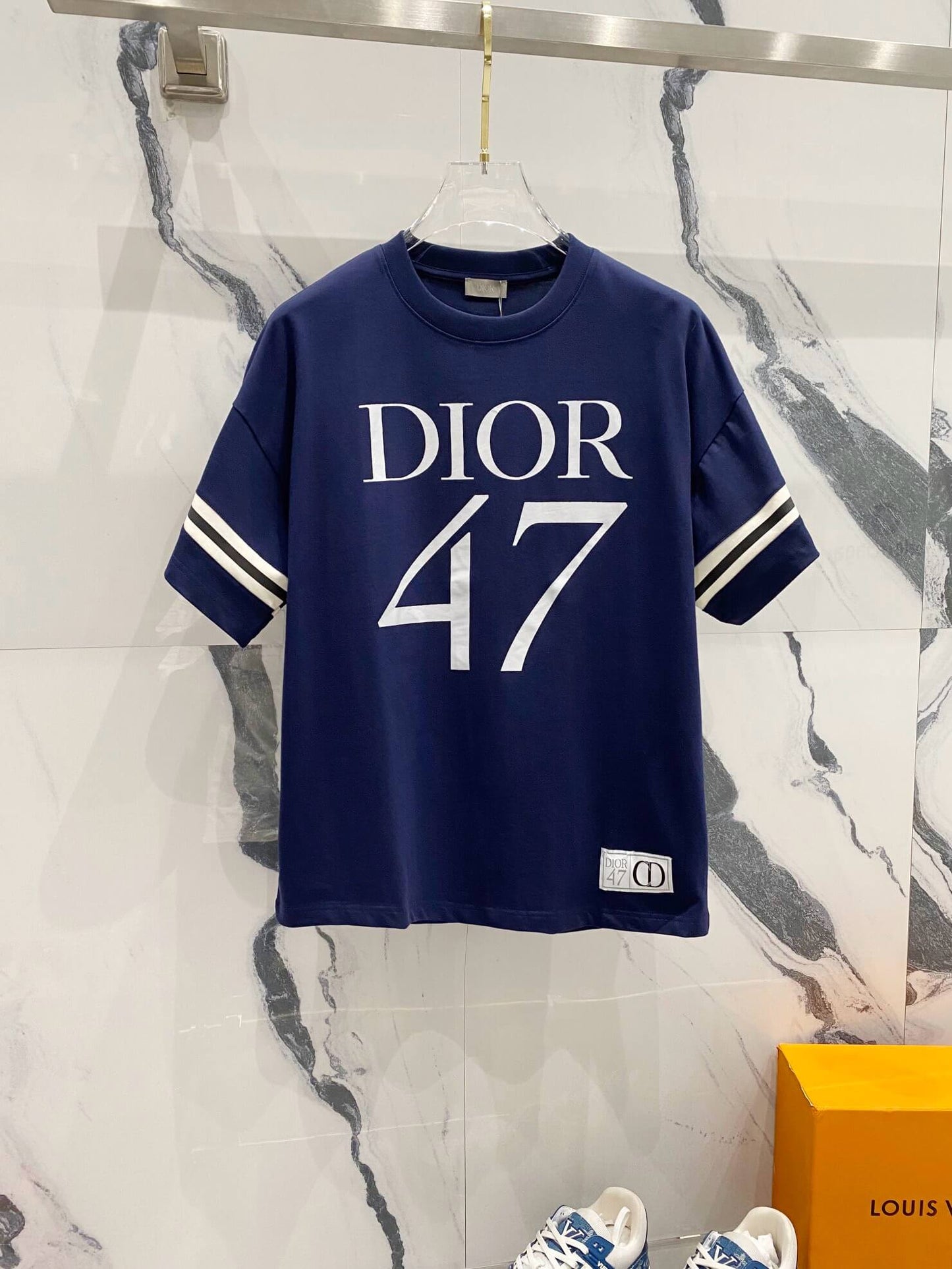 Camiseta con mangas articuladas