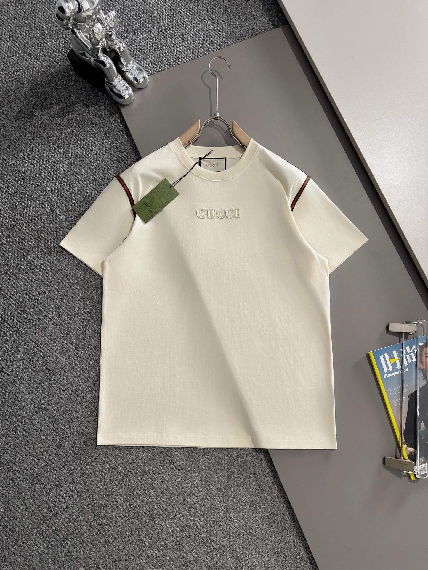 Camiseta con letras bordadas