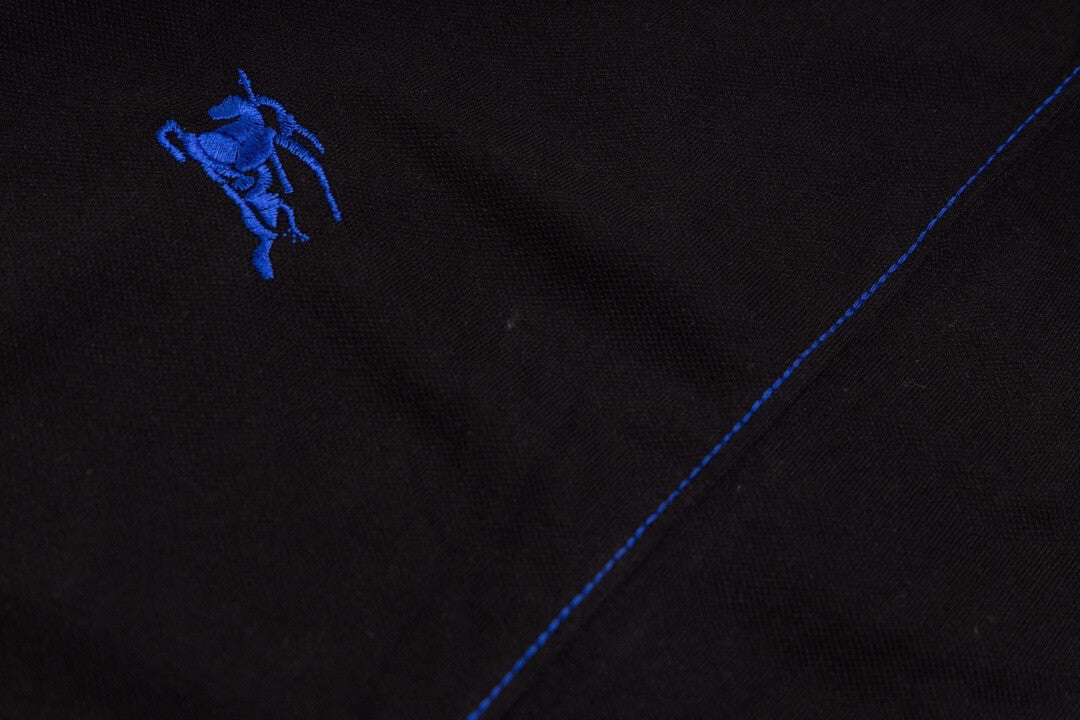 Camiseta polo con bordado de caballo de guerra en la cintura