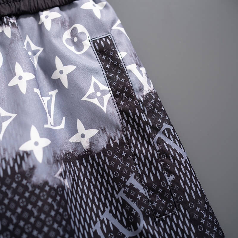 Shorts de playa con cuadros por todas partes