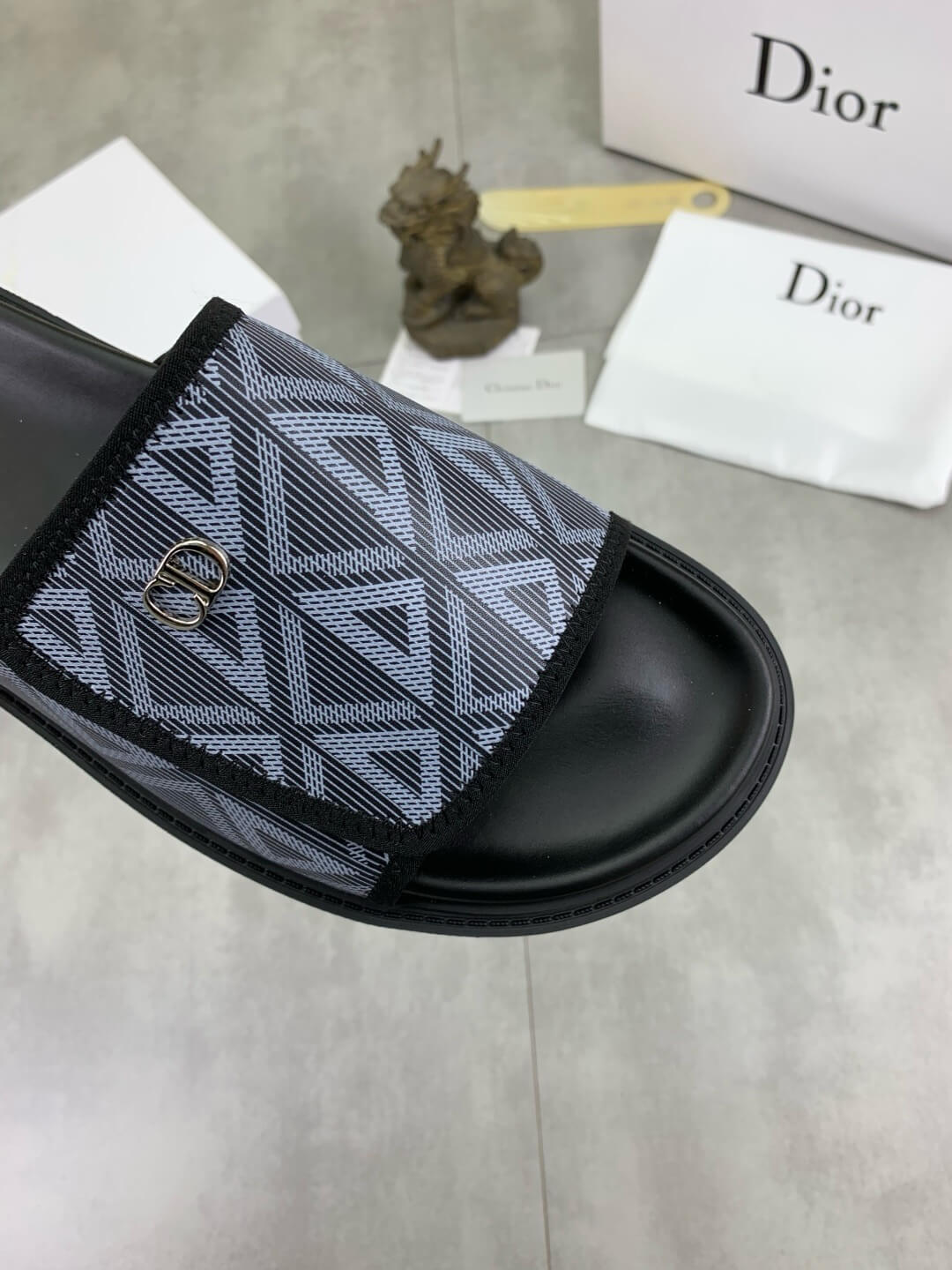 Zapatillas con letras de metal