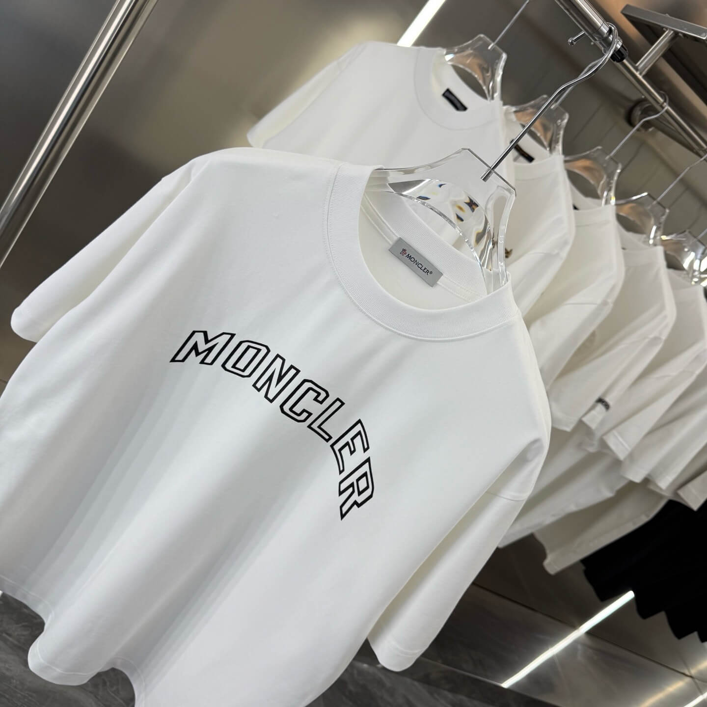 Camiseta con estampado de letras huecas