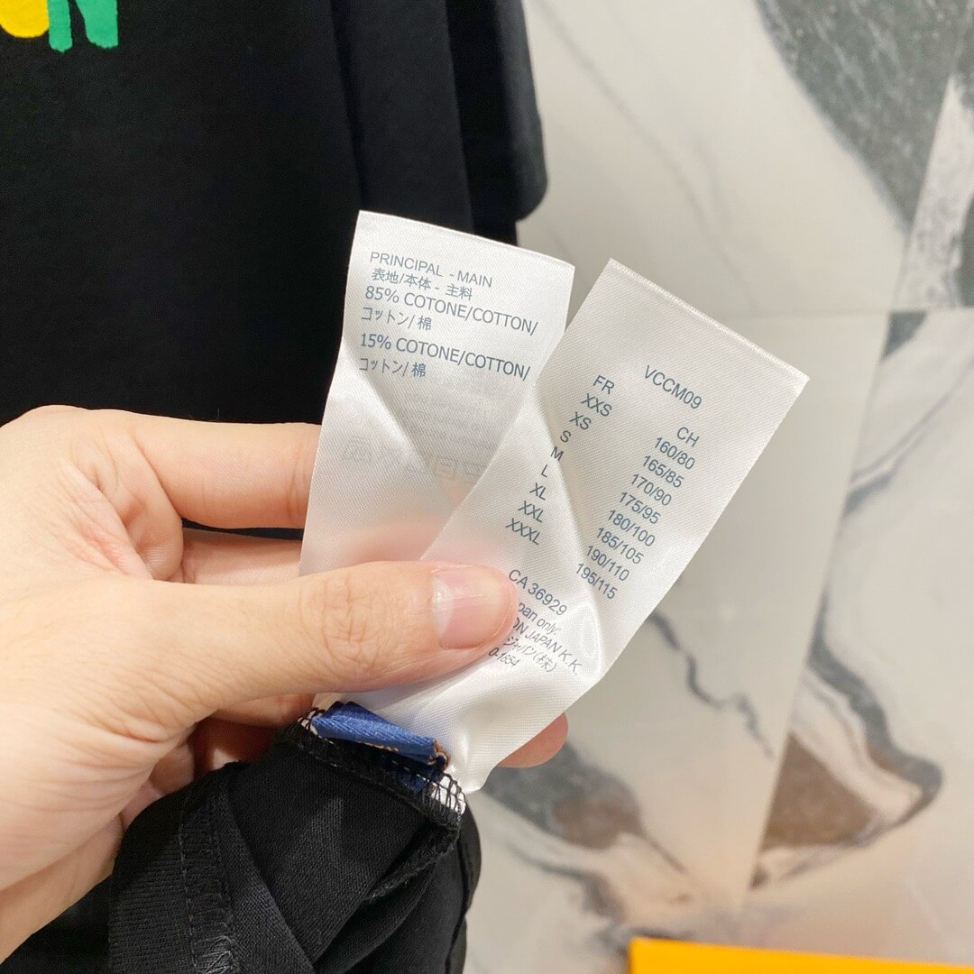 Camiseta con estampado de letras de colores