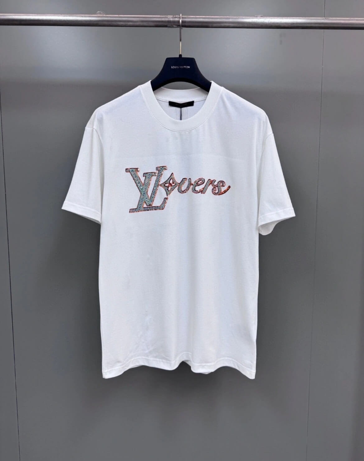 Camiseta artesanal con lentejuelas bordadas