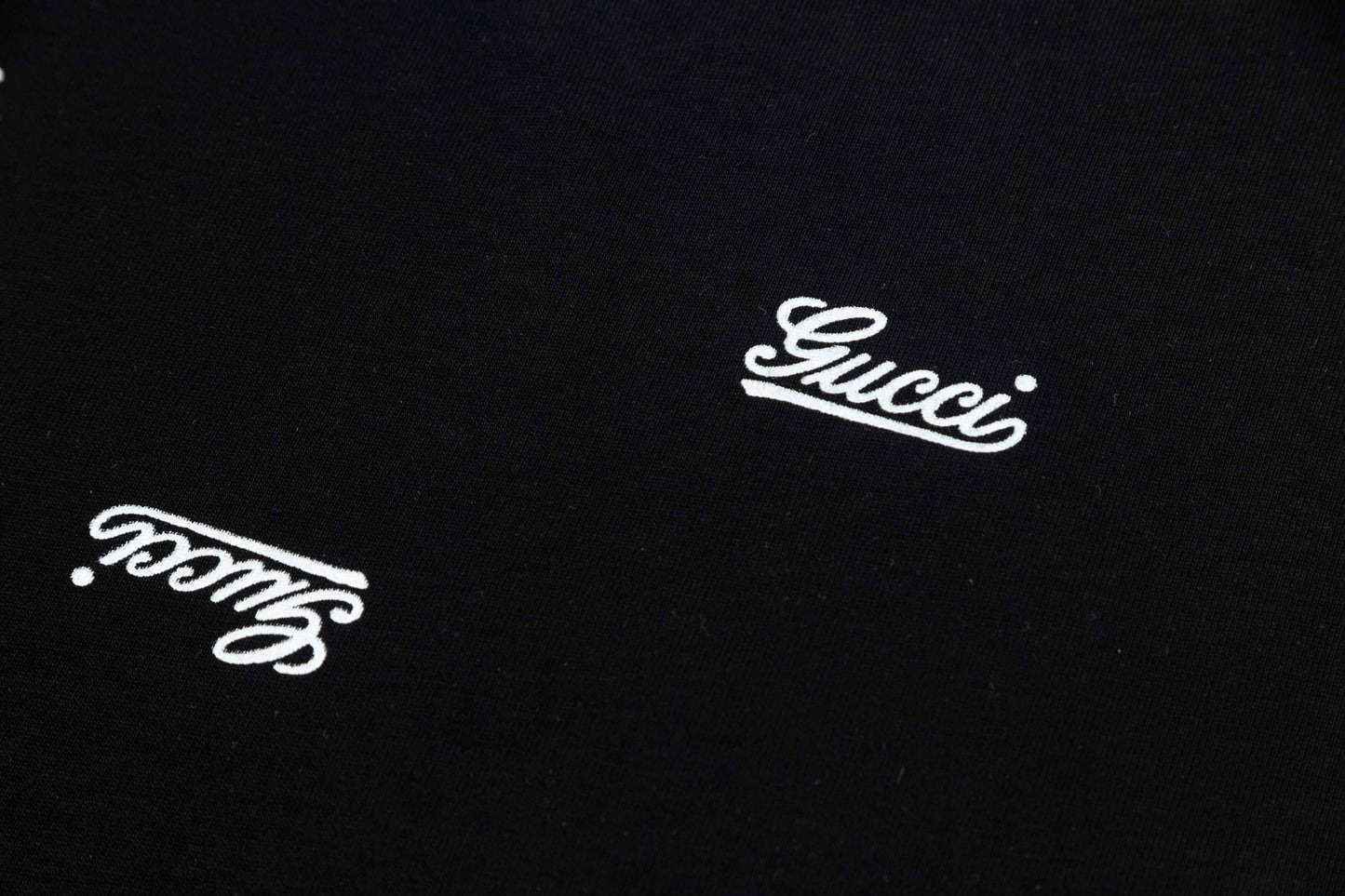 Camiseta con letras estampadas completas