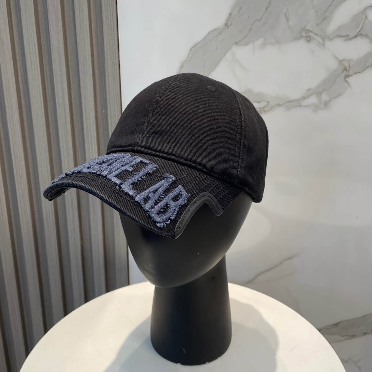 Gorra de béisbol con letras desgastadas y estilo chic