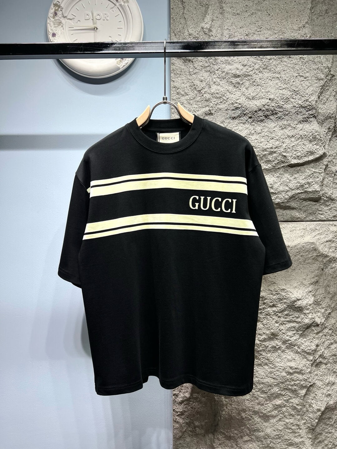 Camiseta de rayas con letras bordadas