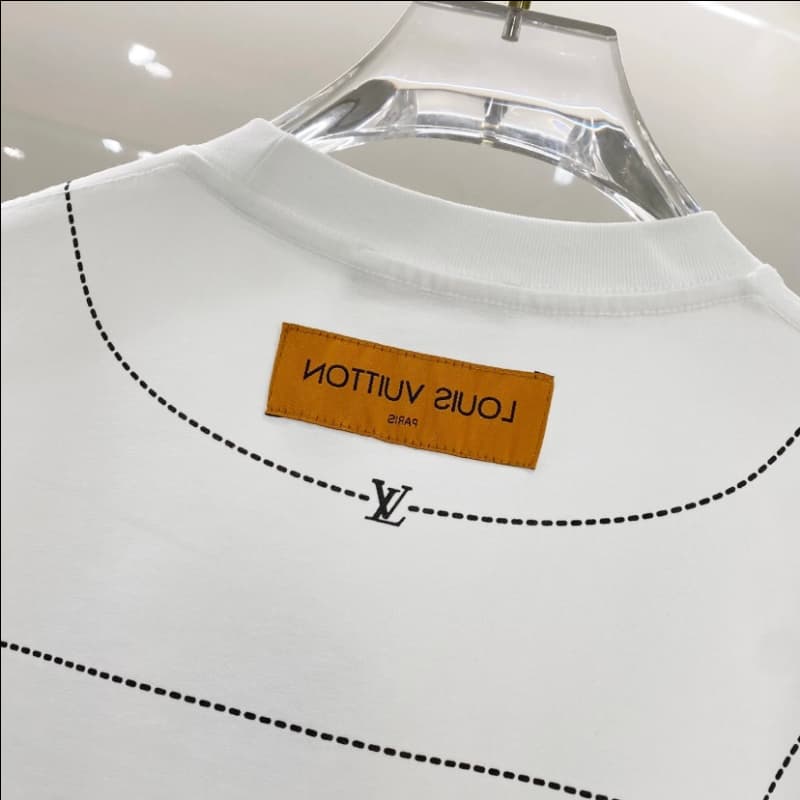 Collier et t-shirt à accents métalliques de la ligne 2025