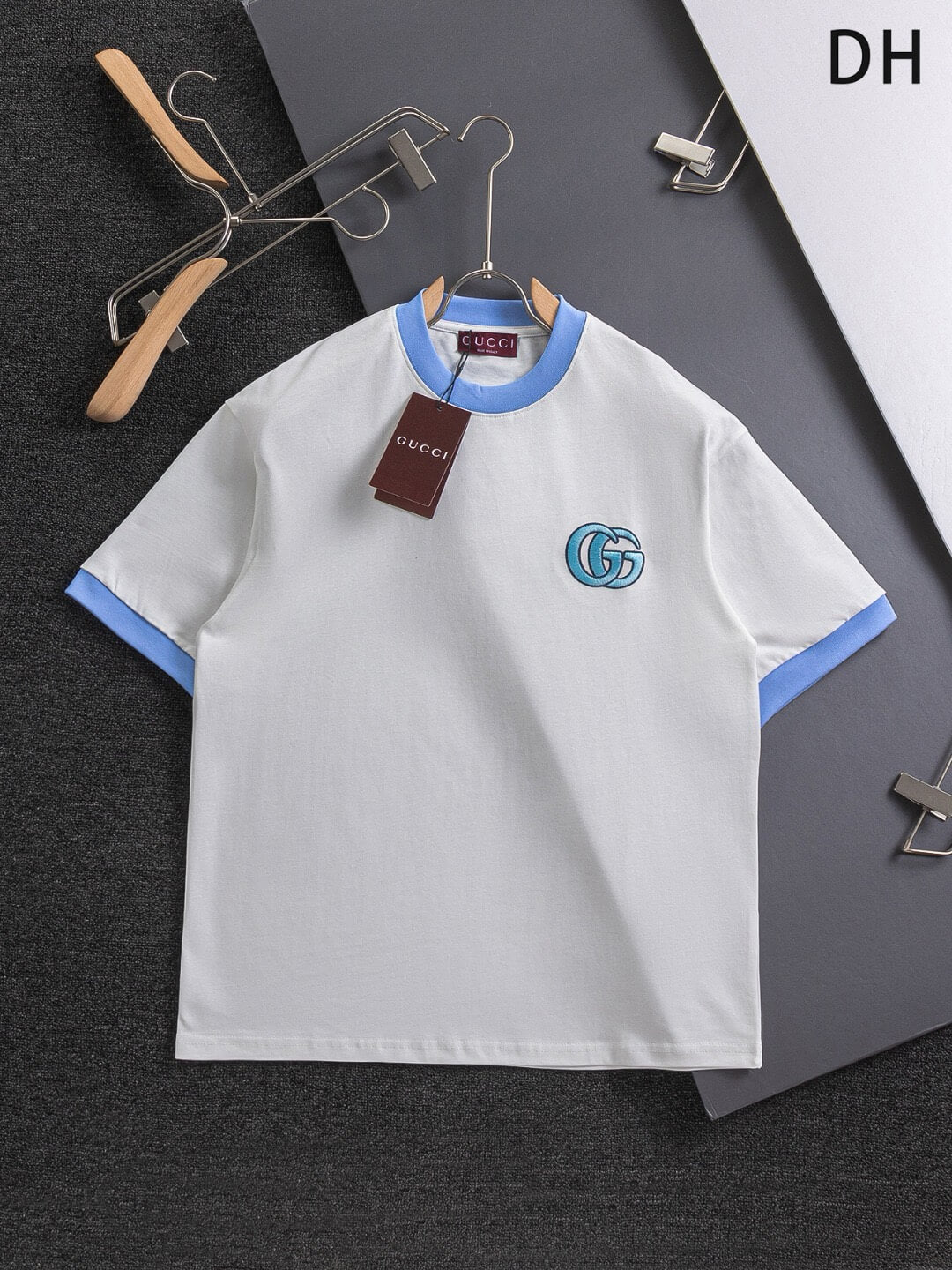 Camiseta con bordado de doble G en el pecho
