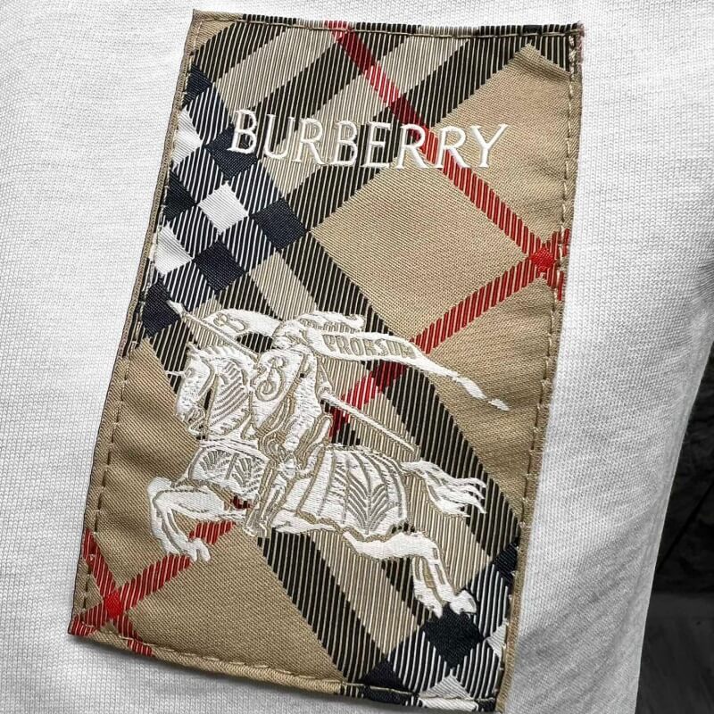 Camiseta clásica bordada con caballo de guerra