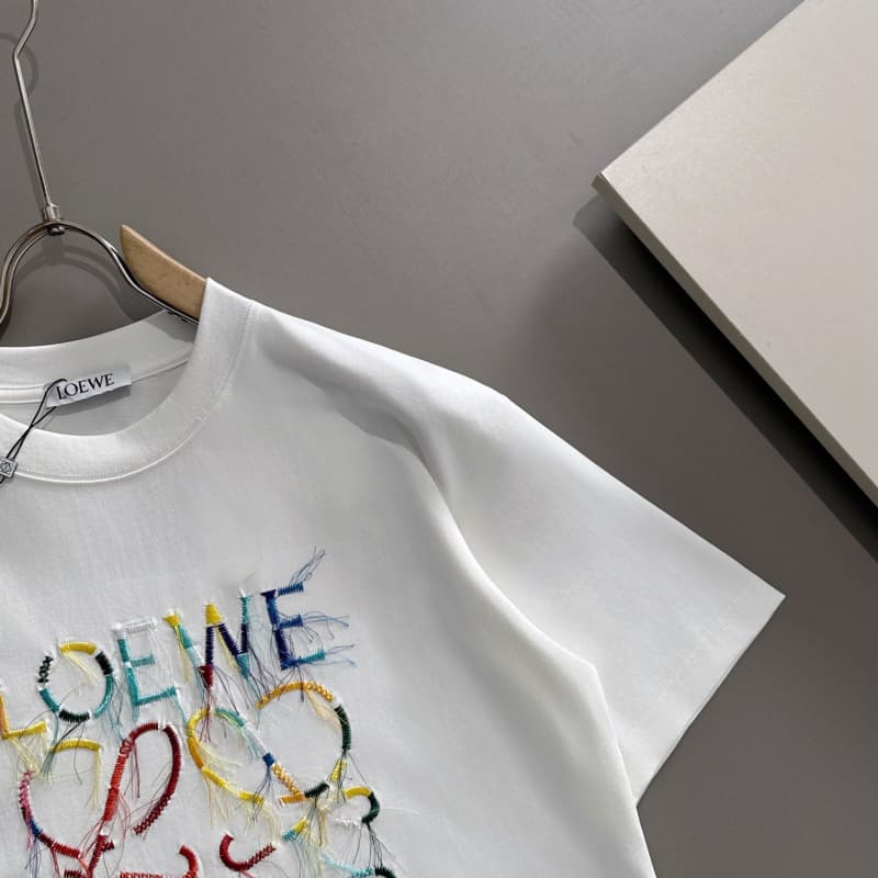 Camiseta bordada con flecos de arcoíris