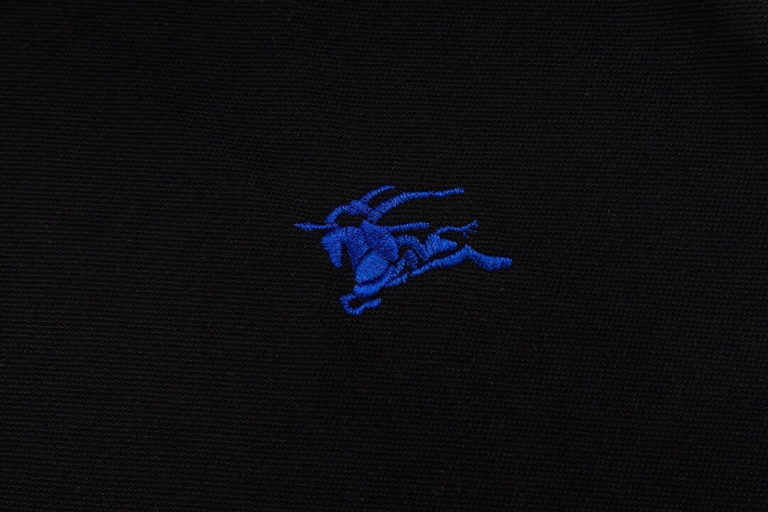 Camiseta polo con bordado de caballo de guerra en la cintura