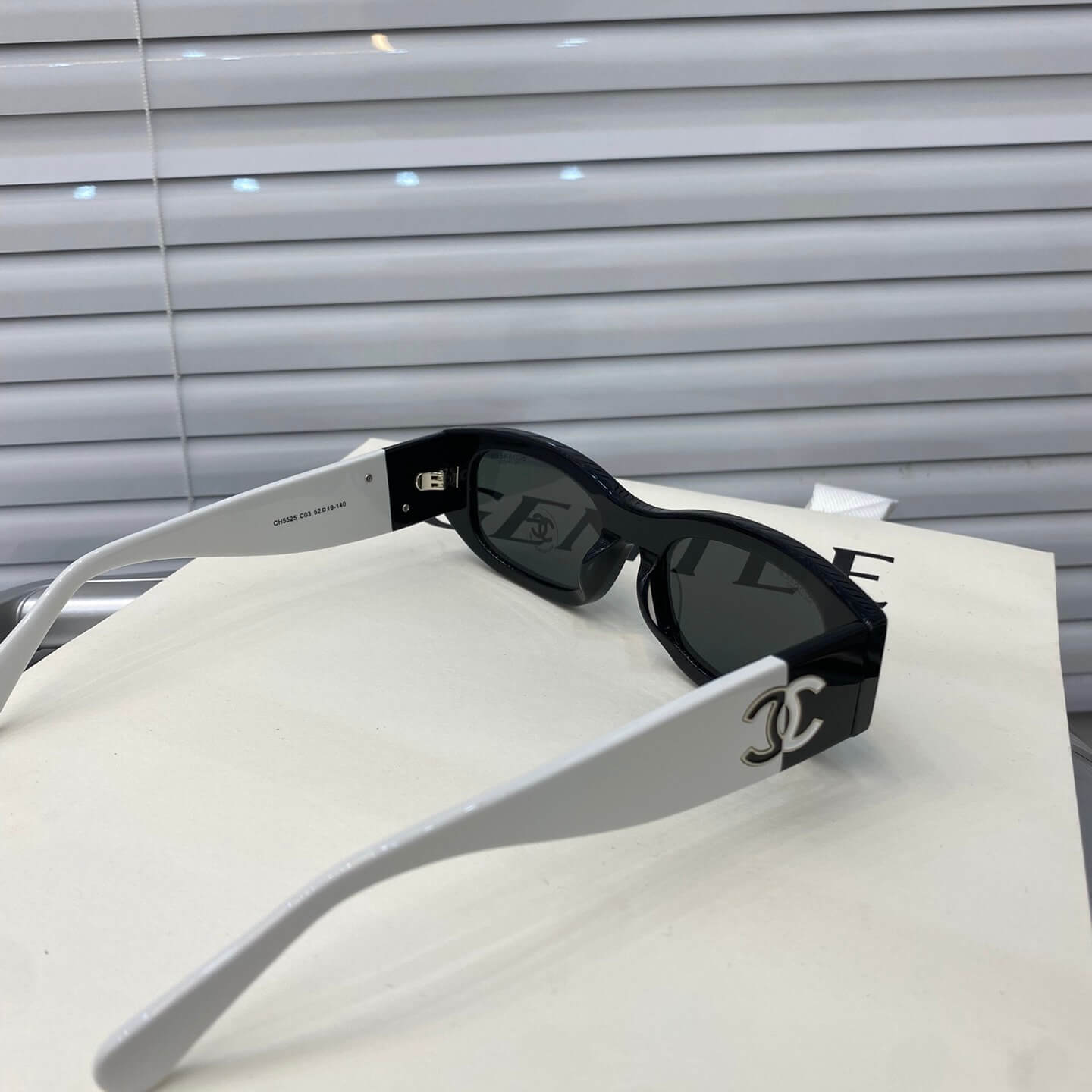 Gafas de sol retro con montura pequeña y colores a juego