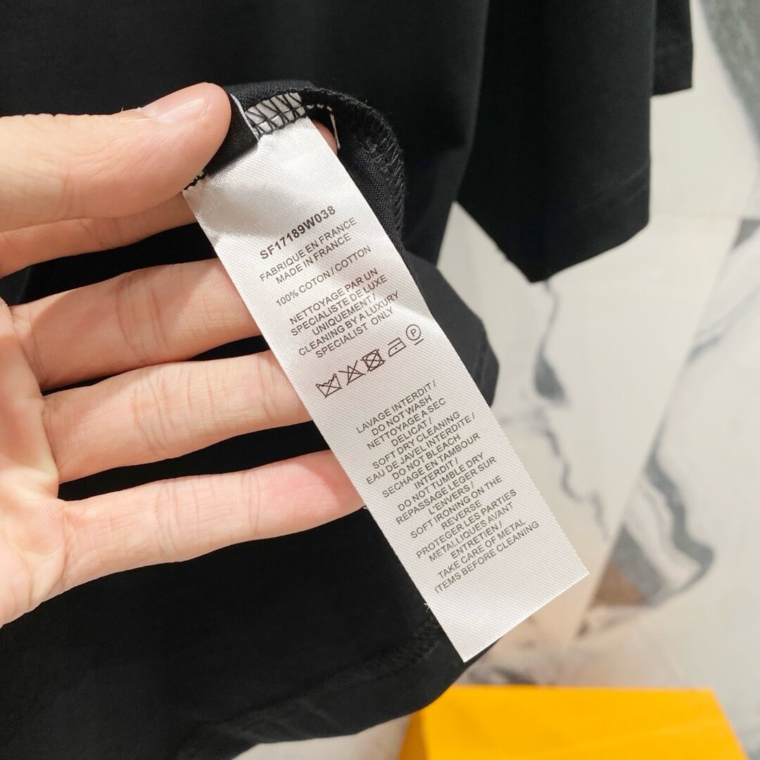 Camiseta con estampado de letras de doble sombra