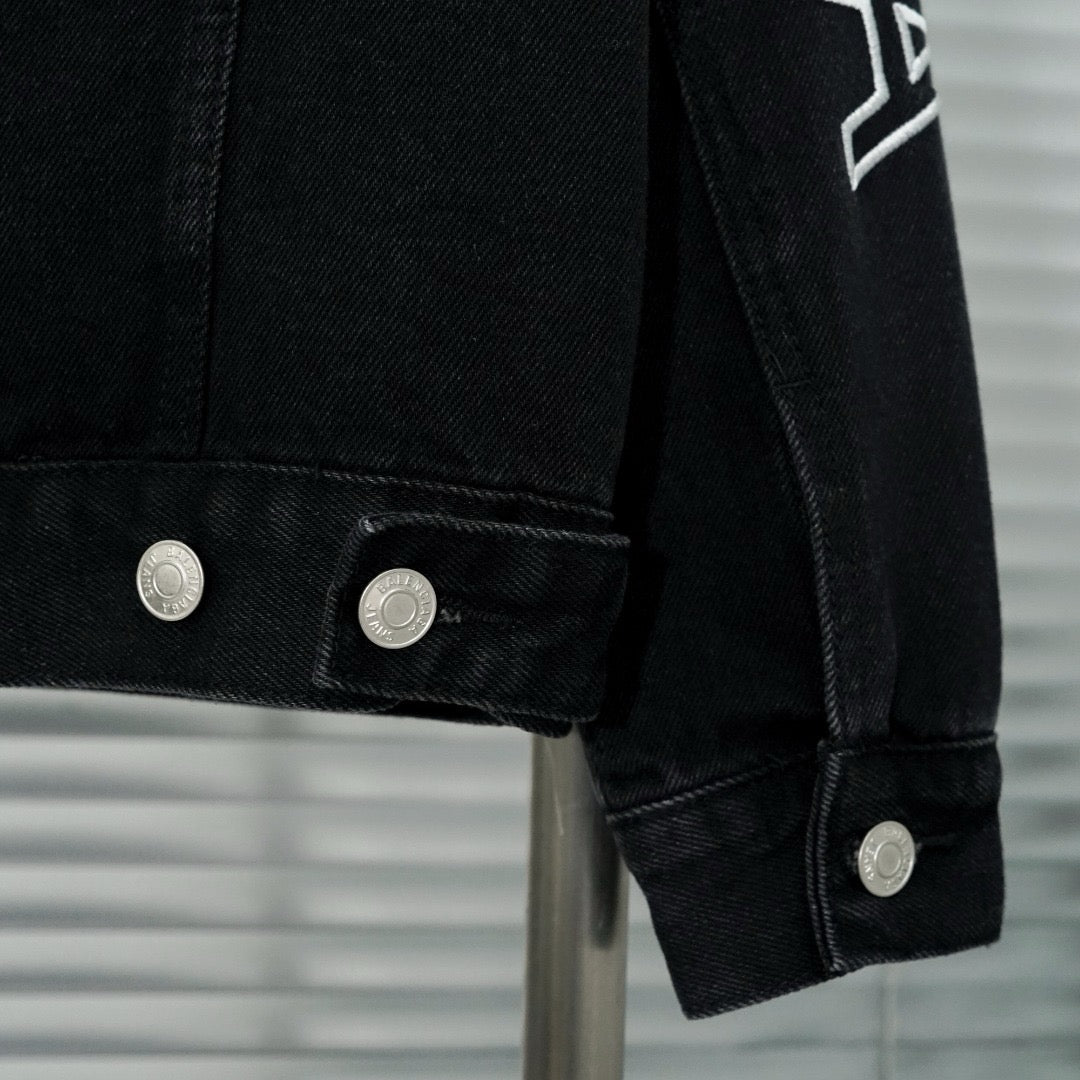 Traje con bordado de letras