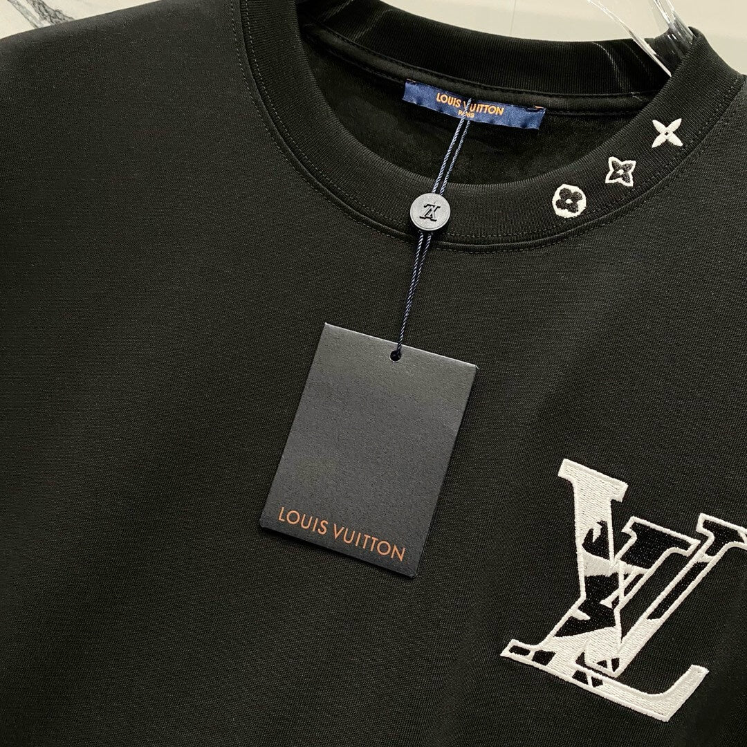 Camiseta con bordado en el escote