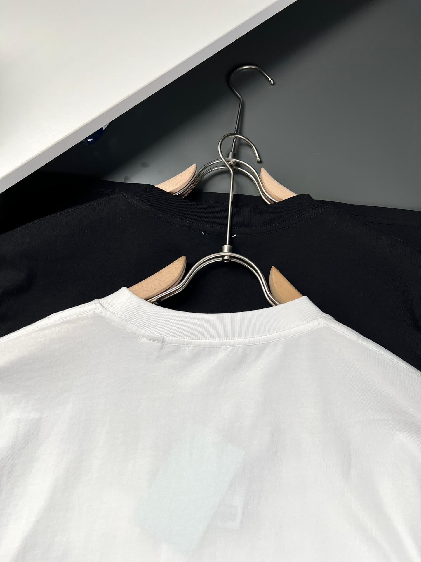 Camiseta clásica bordada con caballo de guerra
