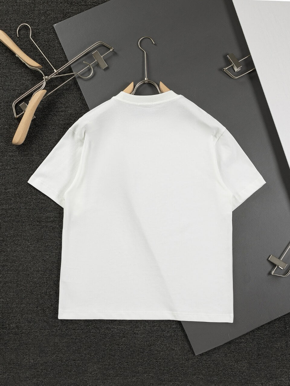 Camiseta con bordado de corona