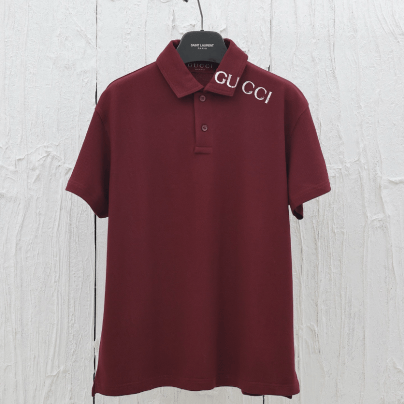 Polo elegante con estampado superpuesto
