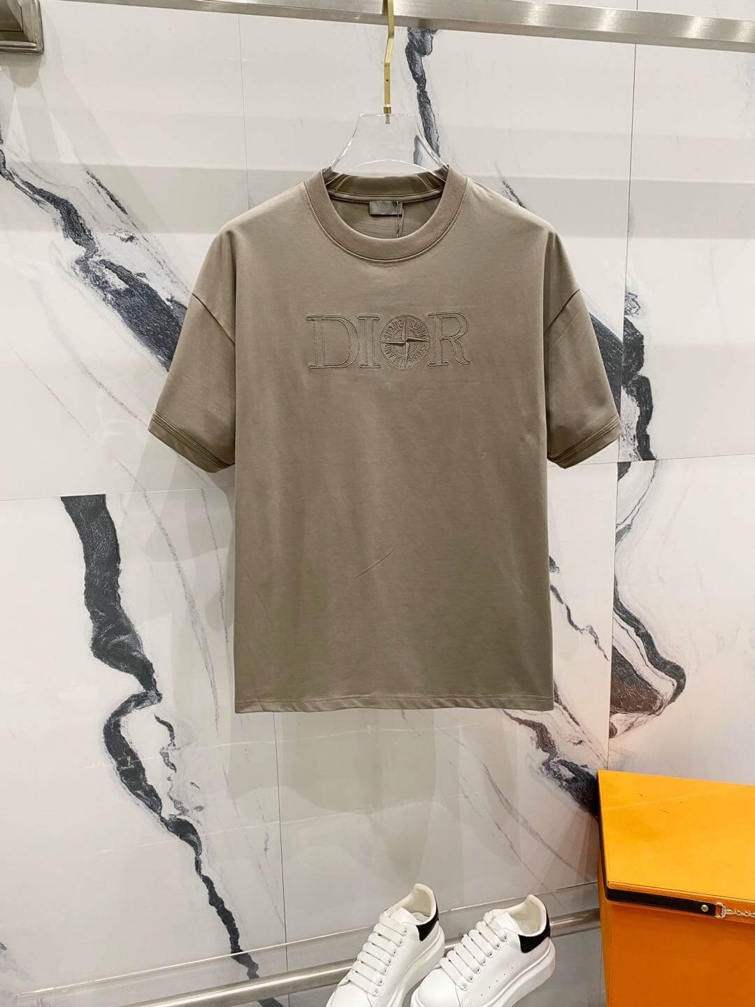 Camiseta con bordado de reloj del alfabeto