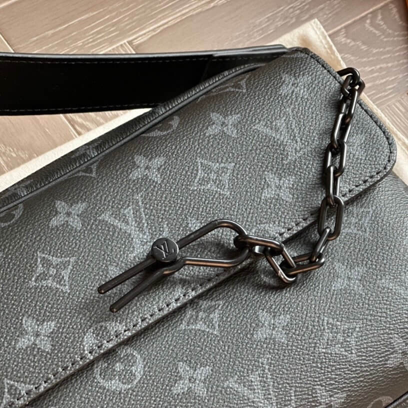 Bolso bandolera clásico con imperdible