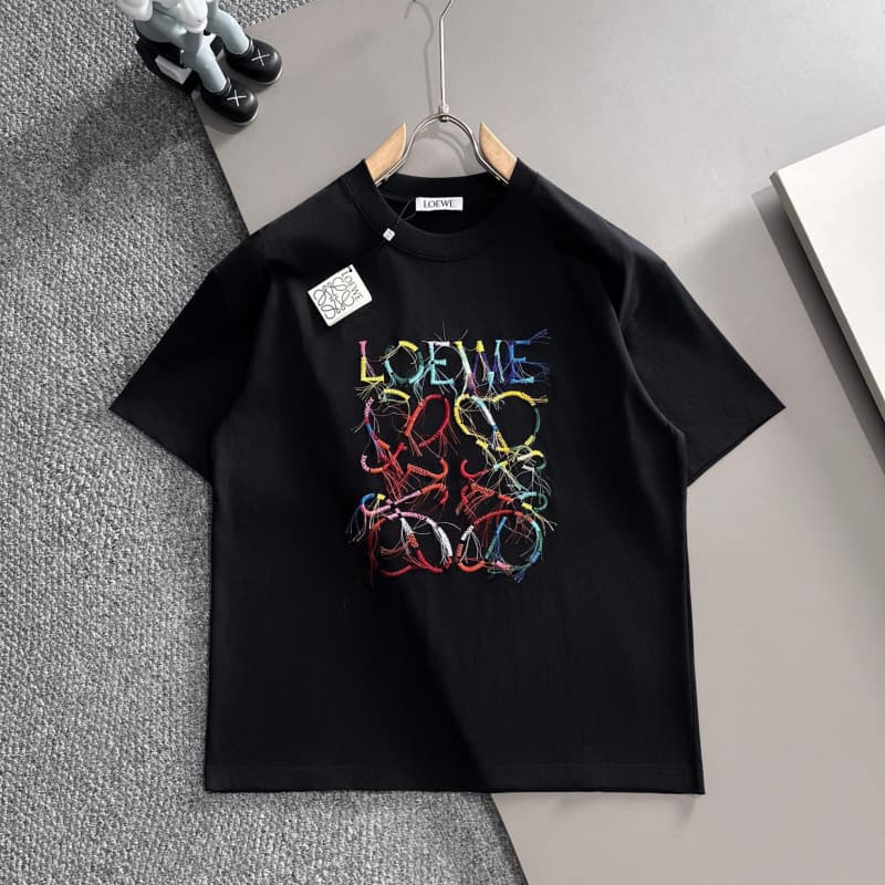 Camiseta bordada con flecos de arcoíris