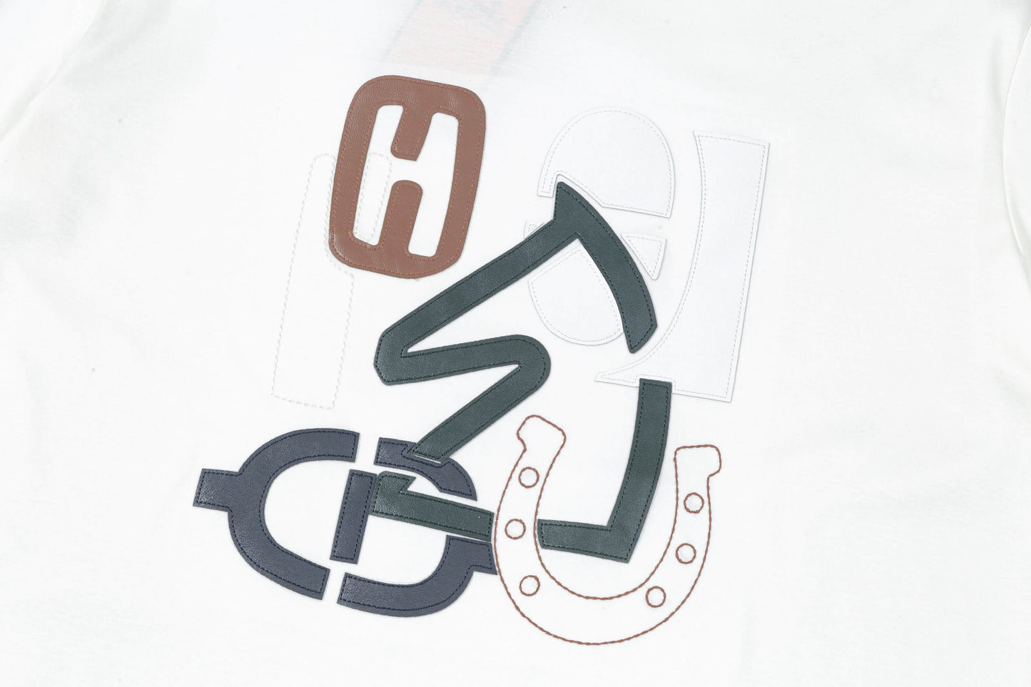 Camiseta con bordado de parche de cuero