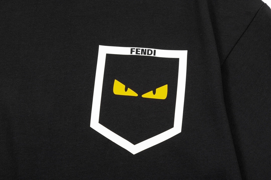 Camiseta con estampado de bolsillo