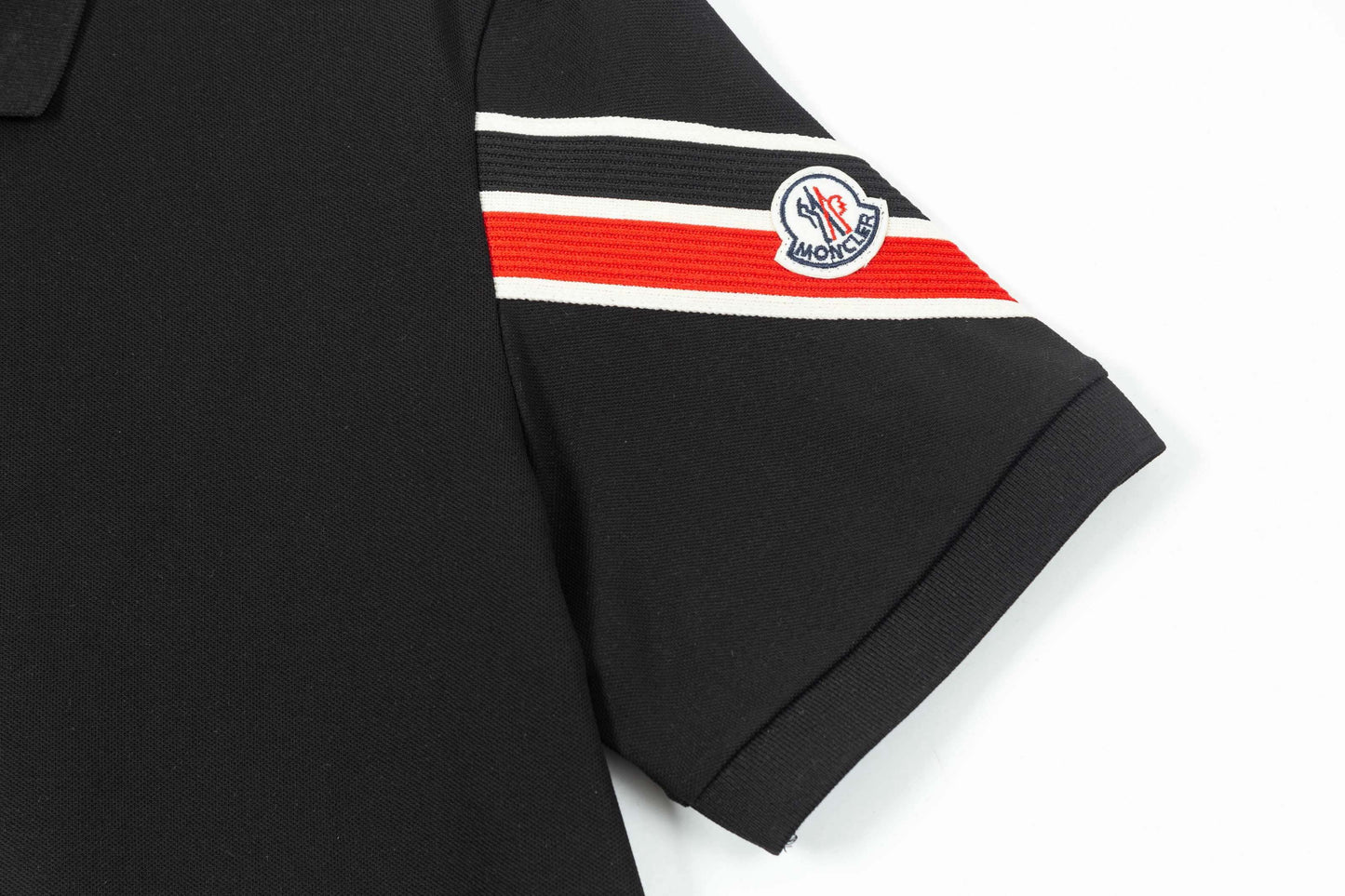 Polo de rayas en las mangas