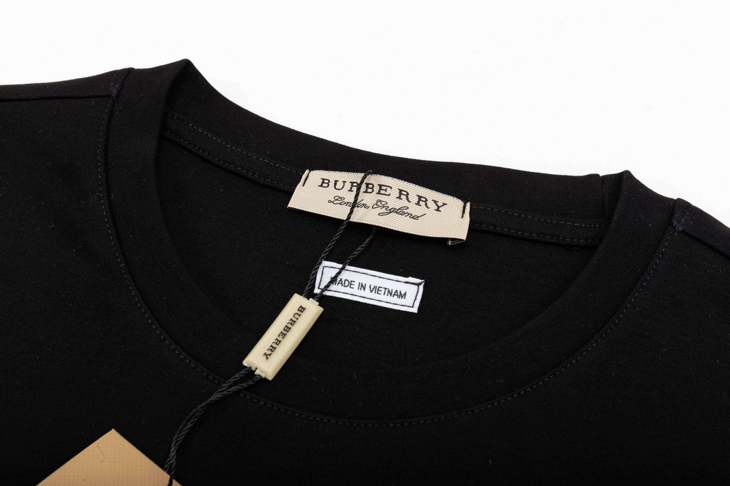Camiseta con patrón bordado de caballero
