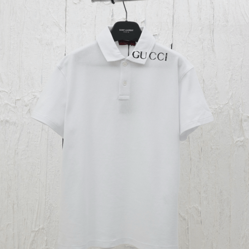 Polo elegante con estampado superpuesto