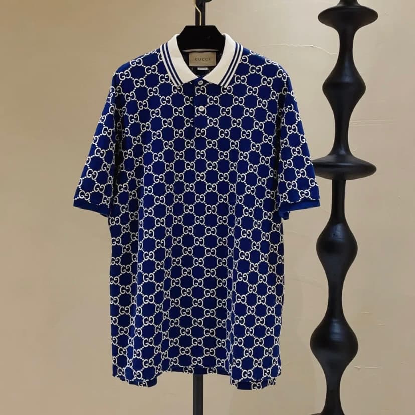 Polo clásico con estampado integral