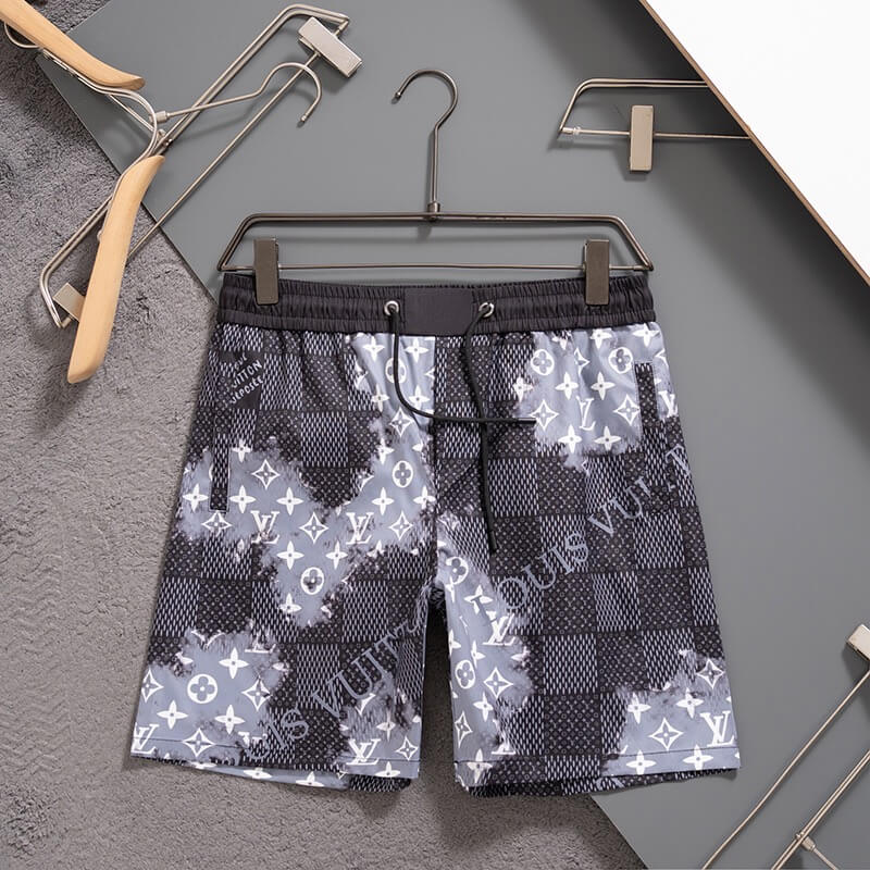 Shorts de playa con cuadros por todas partes
