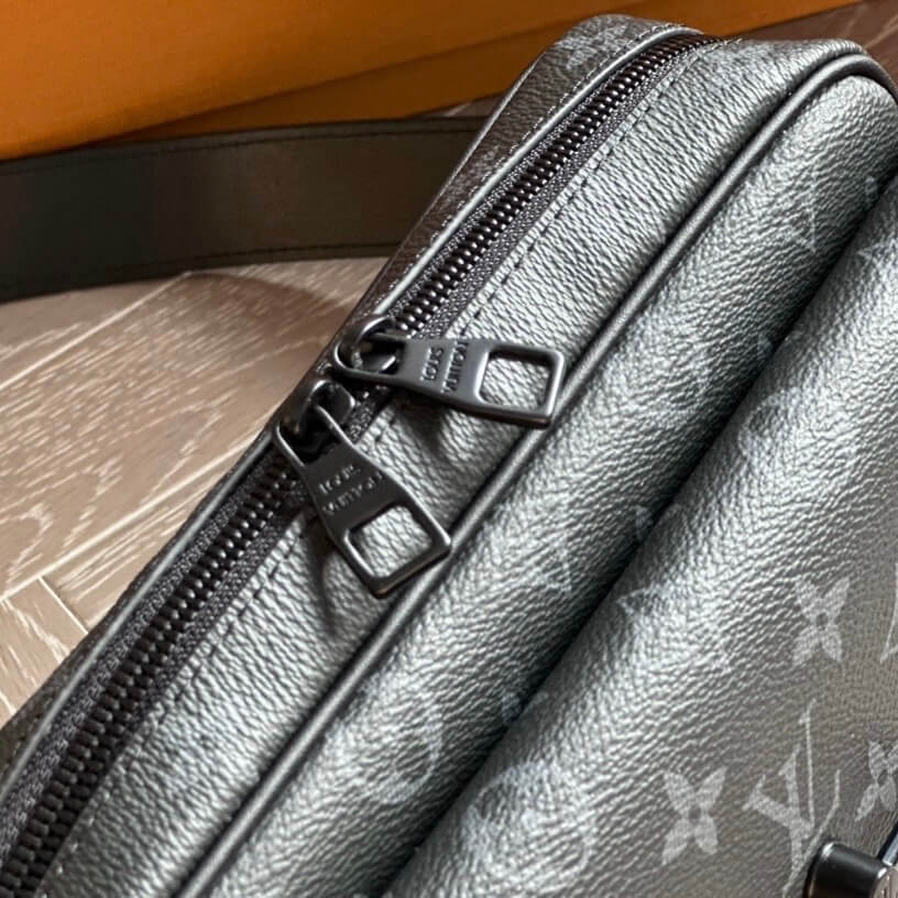 Bolso bandolera clásico con imperdible