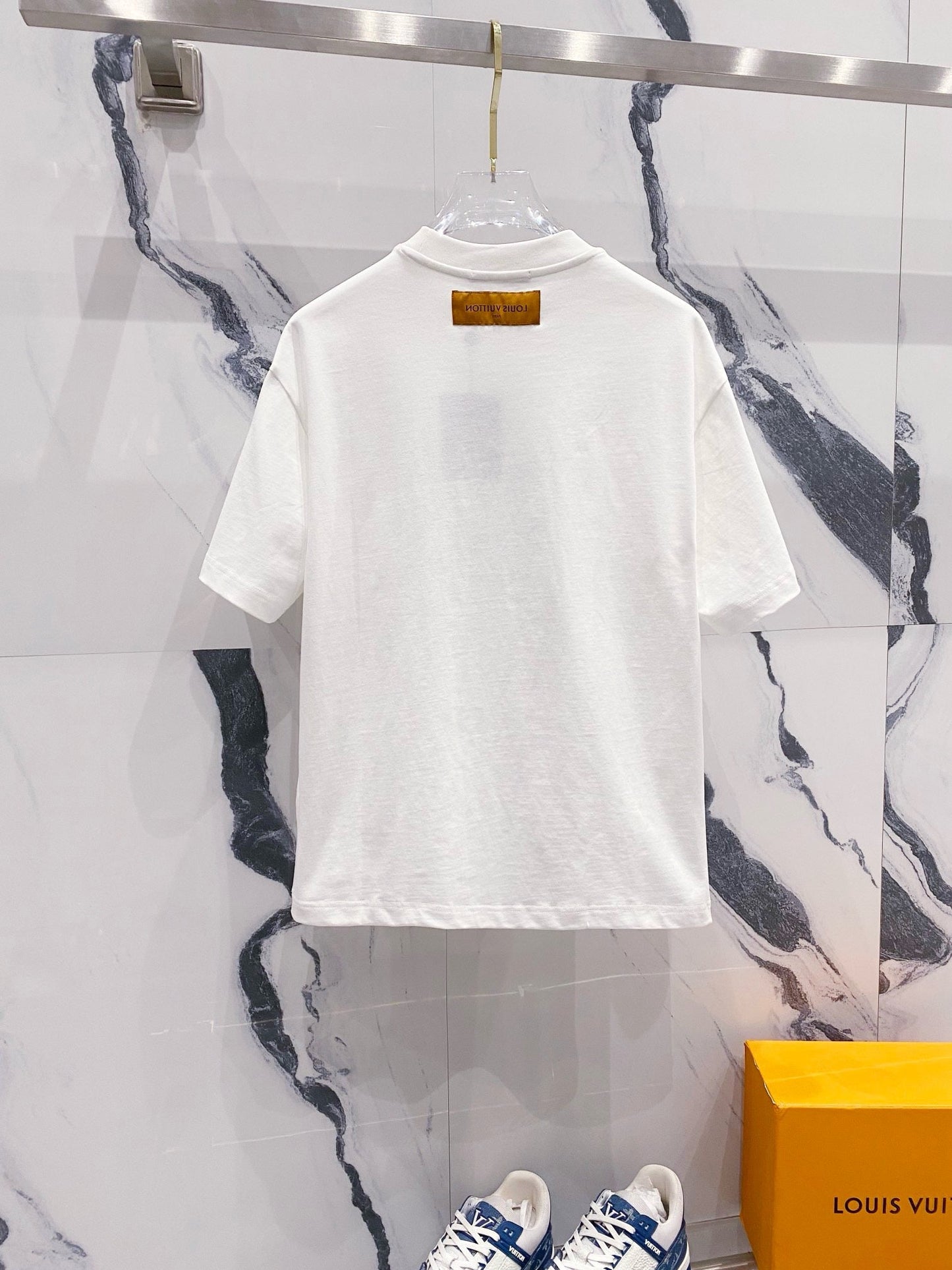 Camiseta bordada con estampado verde