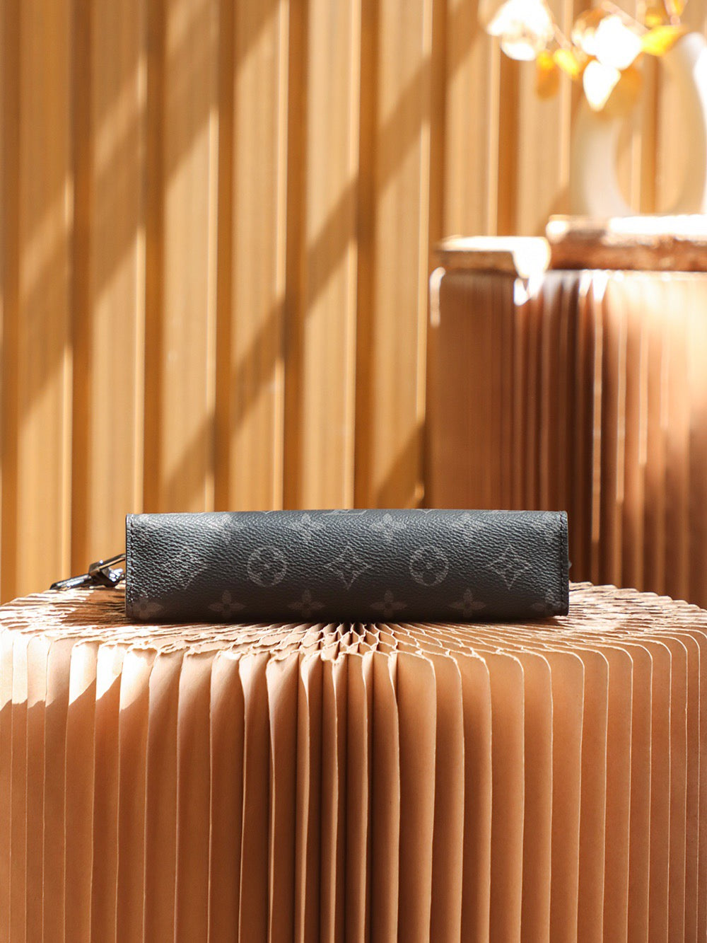 Bolso clásico negro con monograma