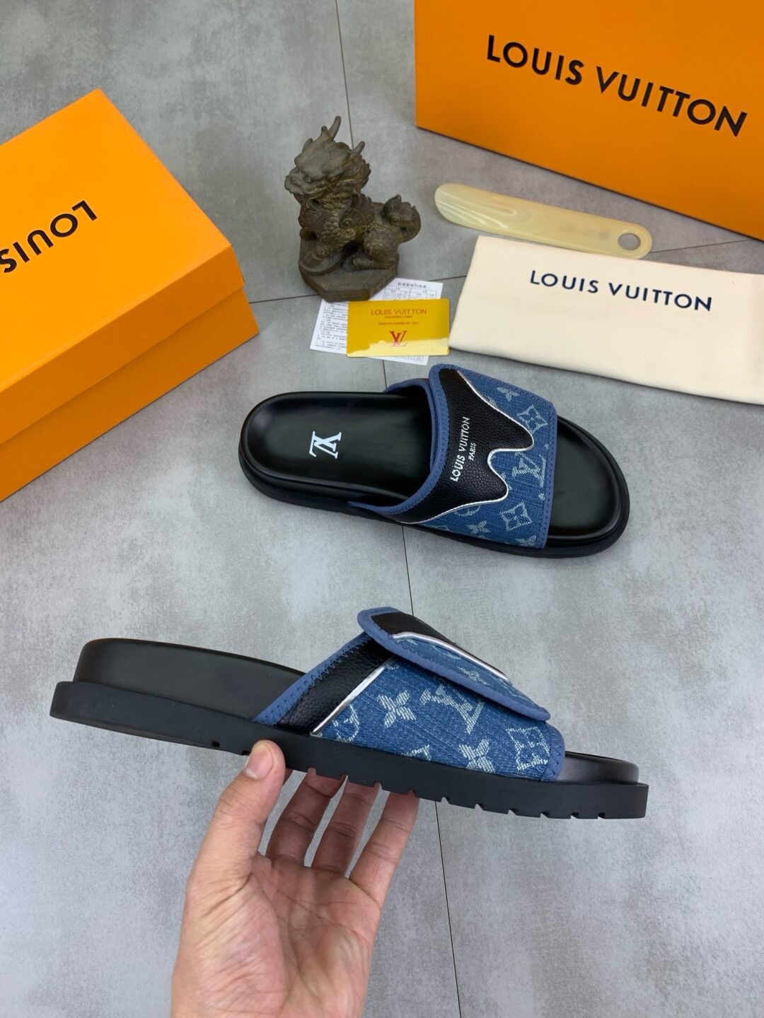 Pantuflas con parche de piel de vaca