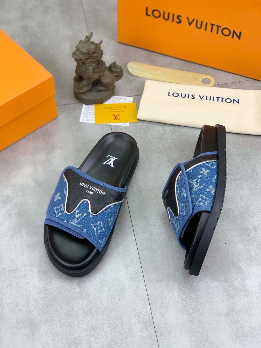 Pantuflas con parche de piel de vaca